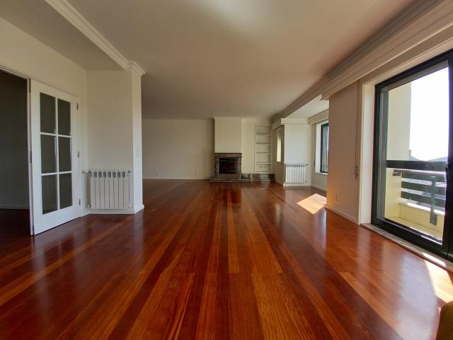 Apartamento T4 + 1 na Rua Oliveira Monteiro