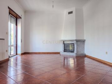 Apartamento T4, 3 frentes, Varandas e Box Fechada Guarda