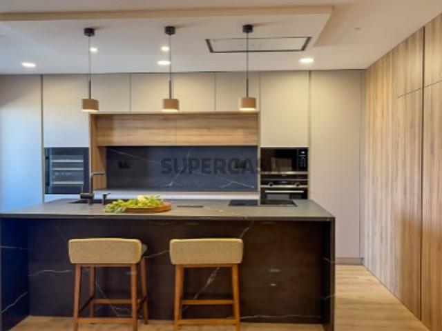 Apartamento T4 | 3 Suites | Garagem Box | Lavandaria