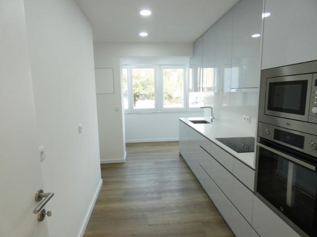 Apartamento T4 Totalmente Remodelado