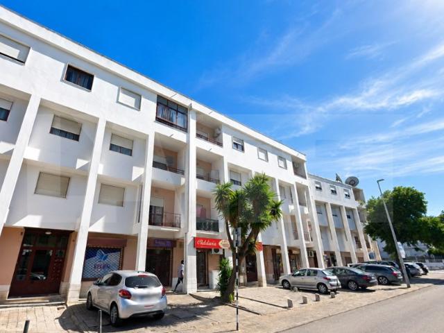 Apartamento T4 totalmente remodelado, com excelentes áreas e duas frentes solares
