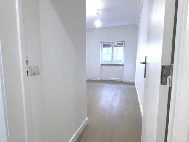 APARTAMENTO T4 COM GARAGEM, TOTALMENTE REMODELADO EM CAMPO DE OURIQUE