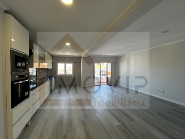 Apartamento T4 Totalmente Remodelado na Amora