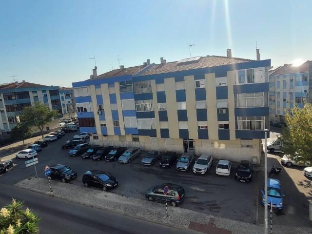APARTAMENTO T4 TOTALMENTE REMODELADO NA AMORA, SEIXAL — ESPAÇO, CONFORTO E LUMINOSIDADE