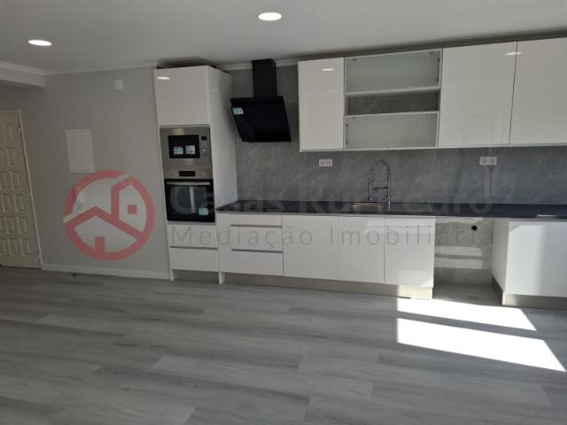 Apartamento T4 totalmente remodelado na Qta. do Batateiro, Amora