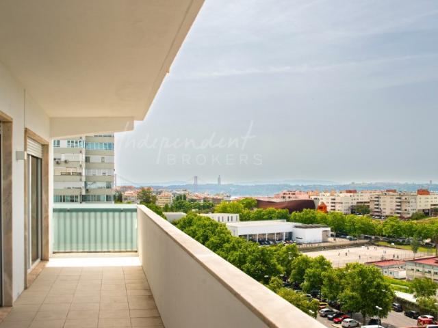 APARTAMENTO T4 TOTALMENTE REMODELADO NAS TORRES DO RESTELO, COM VISTA RIO E PANORÂMICA, GARAGEM E ARRECADAÇÃO