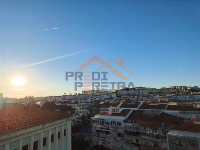Apartamento T4, totalmente remodelado, situado na Damaia