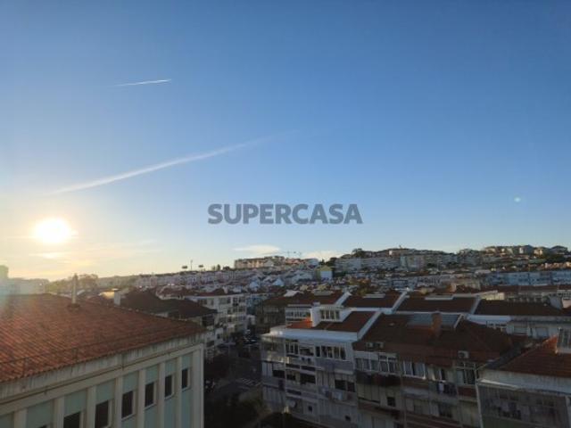 Apartamento T4, totalmente remodelado, situado na Damaia