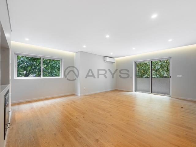 Apartamento T4 Totalmente Renovado e Convertido em T3