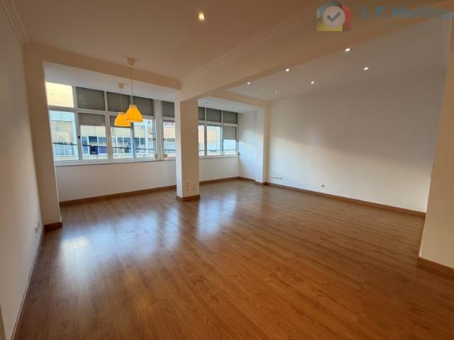 Apartamento T4 Transformado em T3 | Almada | Vista Rio