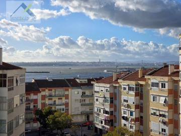 Apartamento T4 transformado em T3 no Barreiro