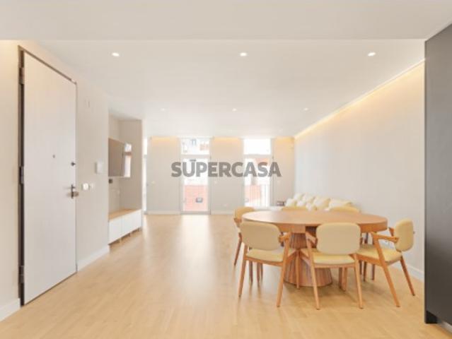 Apartamento T4 triplex nas Avenidas Novas, em Lisboa