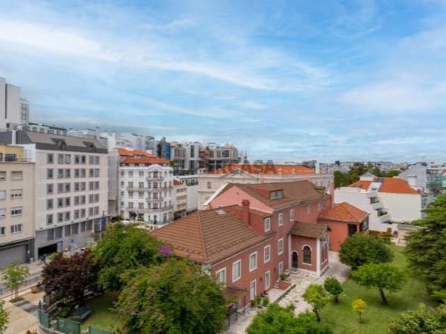 Apartamento T4 triplex, nas Avenidas Novas, em Lisboa