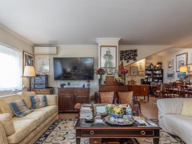Apartamento T4 Triplex com Terraço de 140 m² | Centro de Carnide