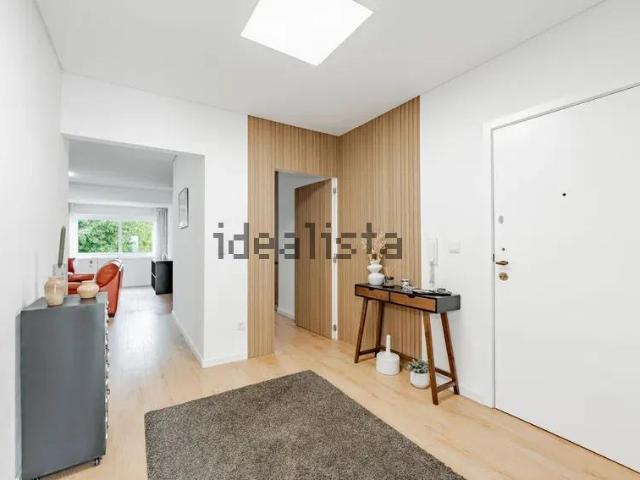 Apartamento T4 à venda na Rua Mouzinho de Albuquerque