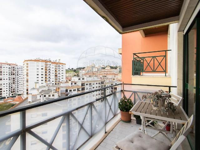 Apartamento T4 à venda em Massamá e Monte Abraão, Sintra RE/MAX Portugal