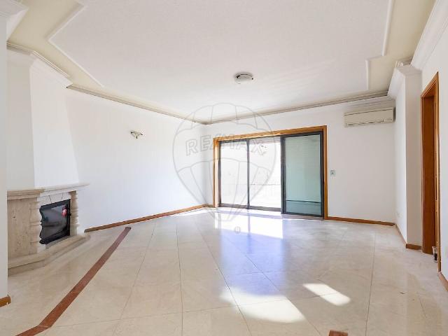 Apartamento T4 à venda em Mina de Água, Amadora RE/MAX Portugal