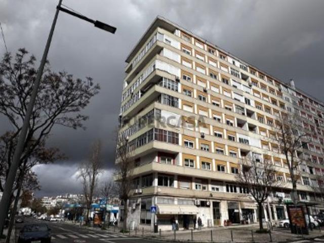 Apartamento T4 à Venda em Benfica 9.º Andar com Vista Desafogada | Elevador
