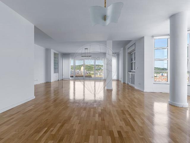 Apartamento T4 à venda em Torres Vedras São Pedro, Santiago, Santa Maria do Castelo e São Miguel e Matacães, Torres Vedras RE/MAX Portugal