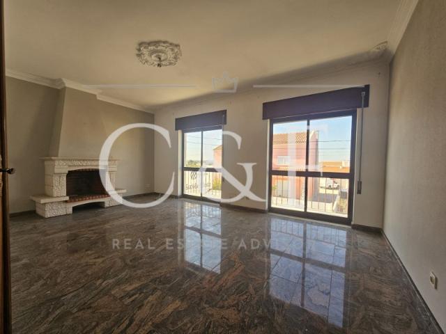 Apartamento T4 a 250m da conhecida praia do Rosário