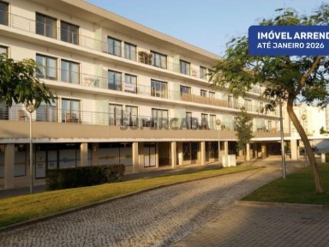 Apartamento T4 com Terraço, Varandas, Garagem e Lugar de Estacionamento, na Vila Serena, Pinhal Novo