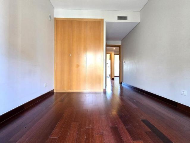 APARTAMENTO T4 Avenida Miguel Torga Box para 3 carros