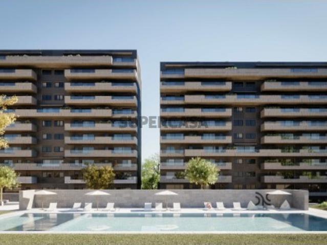 Apartamento T4 c/ duas frentes e acabamentos premium | Condomínio fechado c/ jardim e piscina olímpica | Ginásio equipado | Lugar de garagem 2 viaturas + arrumo | Vista mar | Aeroporto a 7 minutos | Leça da Palmeira