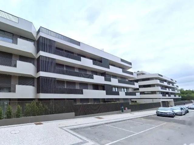 Apartamento T4 c/ piscina para arrendar no condomínio fechado HILGARDEN