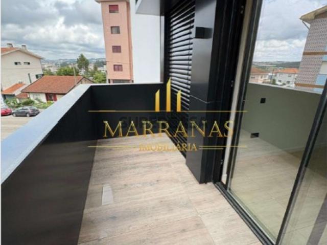 Apartamento T4 c/ varanda