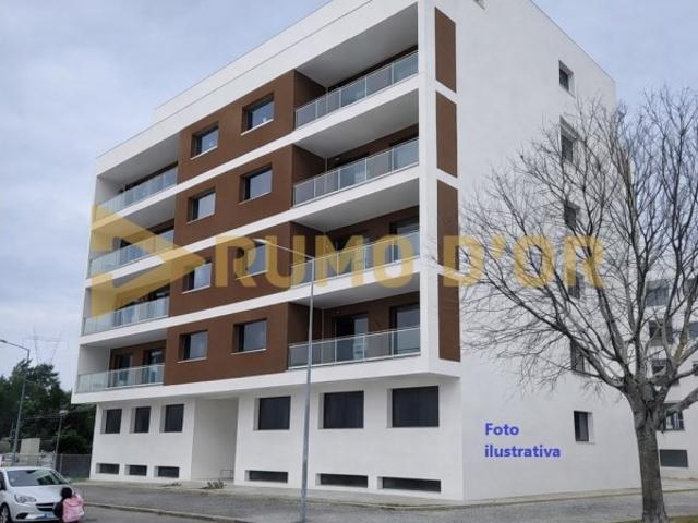 Apartamento T4 c/ varanda e parqueamento