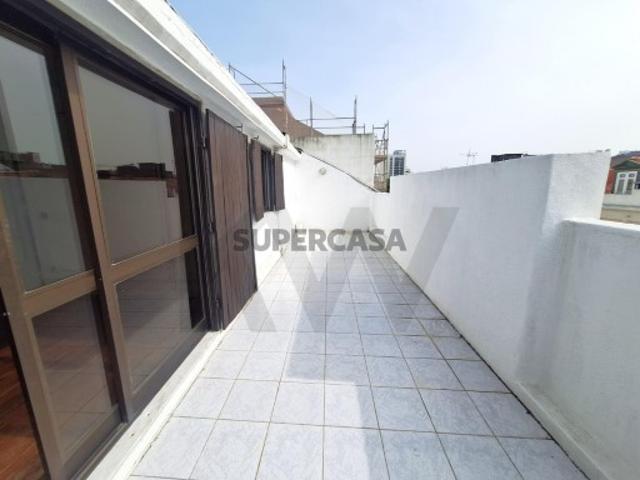 Apartamento T4 Campo Pequeno para Remodelação total