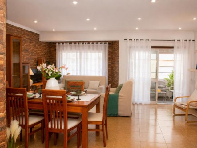 Apartamento T4 com 3 Frentes e Garagem em Vila Praia de Âncora