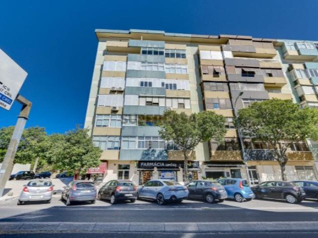 Apartamento T4 com 129 m² e estacionamento Calçada do Tojal, oportunidade para remodelação total