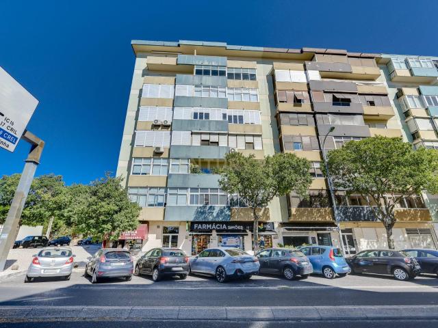Apartamento T4 com 129 m² e estacionamento — Calçada do Tojal, oportunidade para remodelação total