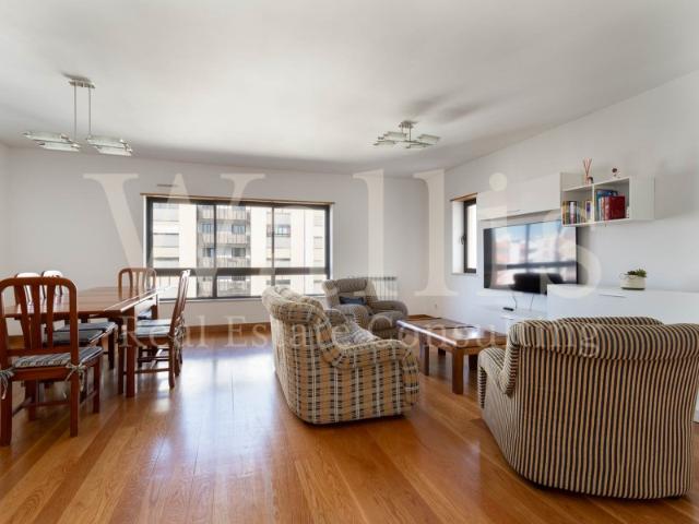 Apartamento T4 com 161 m2 em Miraflores | Wallis Real Estate