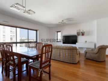 Apartamento T4 com 161 m2 em Miraflores | Wallis Real Estate