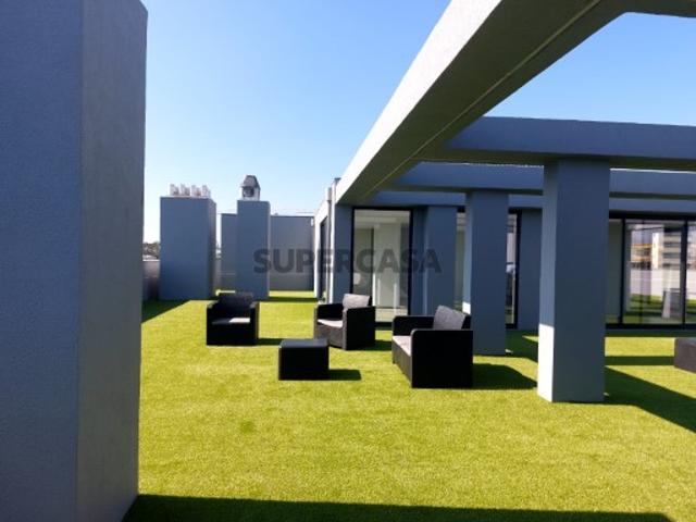 Apartamento T4 com 2 frentes, novo, com churrasqueira  piscina e playground na cobertura do prédio, em Moreira da Maia Mosteiro
