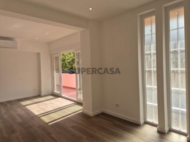 Apartamento T4 com 2 Suítes e Varanda | Olivais, Lisboa