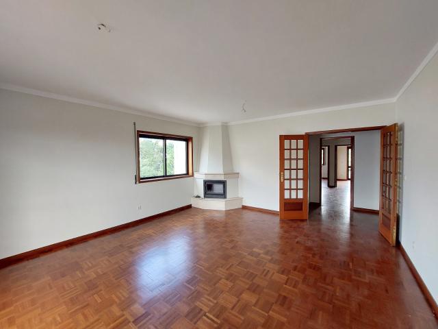 Apartamento T4, com cozinha equipada, em Contumil