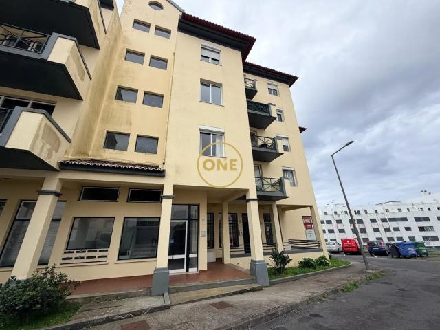 Apartamento T4 com áreas amplas, elevador e garagem