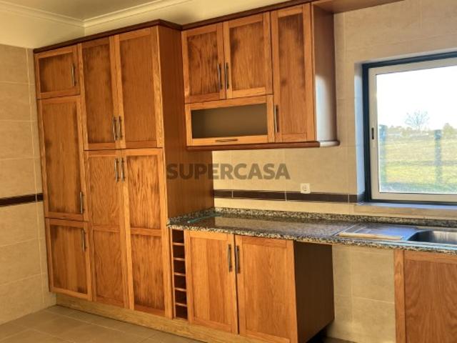 Apartamento T4 com áreas generosas e varandas, Foros de Salvaterra