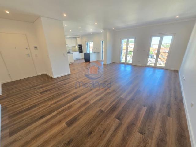 Apartamento T4 com BOX, 1 Parqueamento e Arrecadação | Caneças, Odivelas
