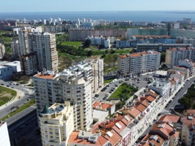 Apartamento T4 com garagem junto à Av. Afonso Costa, Areeiro