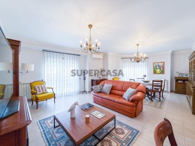 Apartamento T4 com garagem, na zona norte do Entroncamento