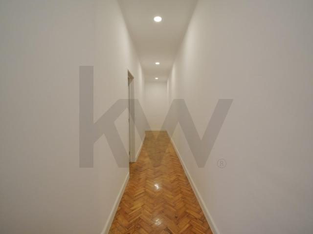 Apartamento T4 com garagem na Avenida Defensores de Chaves
