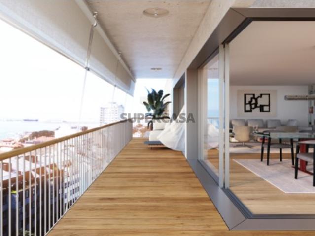 Apartamento T4 com garagem, na Foz do Douro, Porto