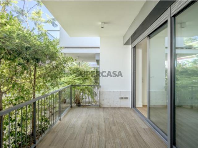 Apartamento T4 com garagem no centro de Cascais