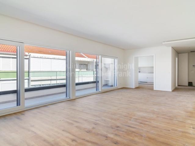 Apartamento T4 com garagem para venda em Cacilhas