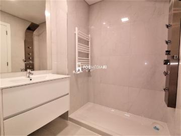 Apartamento T4 com dois parqueamentos, arrumo, à marginal