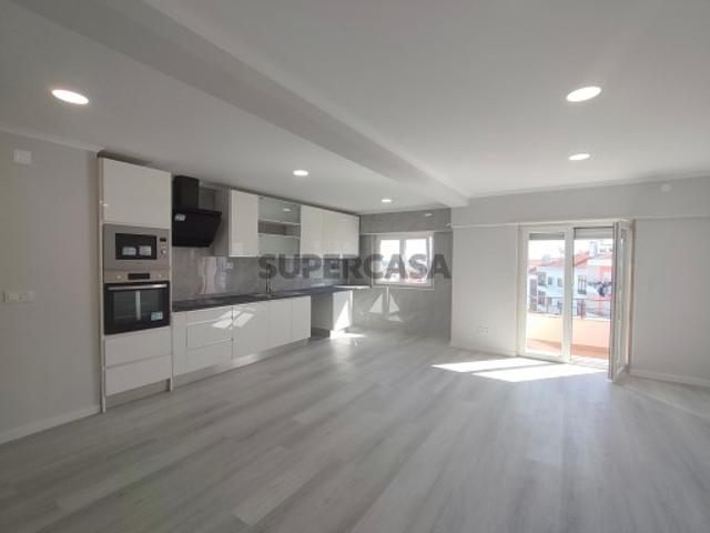 Apartamento T4 com duas varandas totalmente remodelado na Cruz de Pau